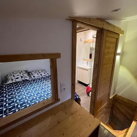 8 Personnes Aux Pieds Des Pistes *