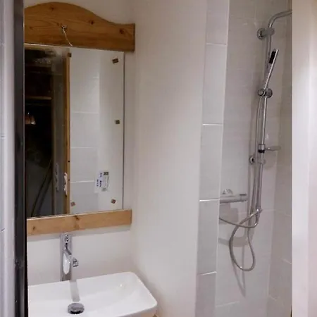 8 Personnes Aux Pieds Des Pistes *