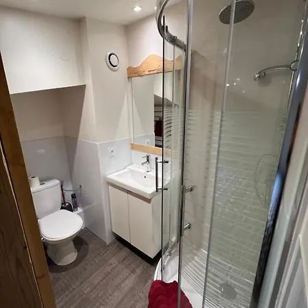 8 Personnes Aux Pieds Des Pistes