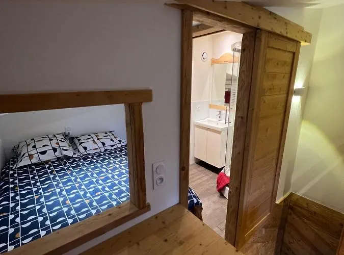 8 Personnes Aux Pieds Des Pistes *