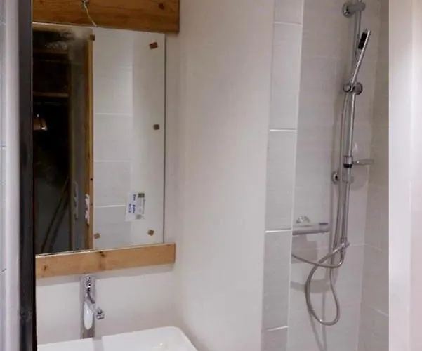 8 Personnes Aux Pieds Des Pistes *