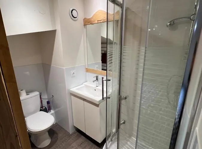 8 Personnes Aux Pieds Des Pistes